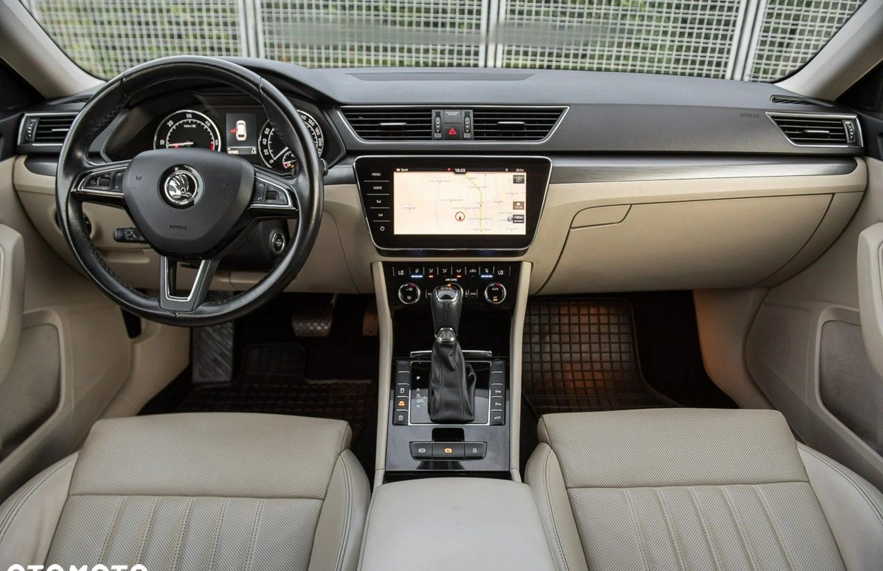 Skoda Superb cena 87700 przebieg: 197000, rok produkcji 2017 z Gdynia małe 704